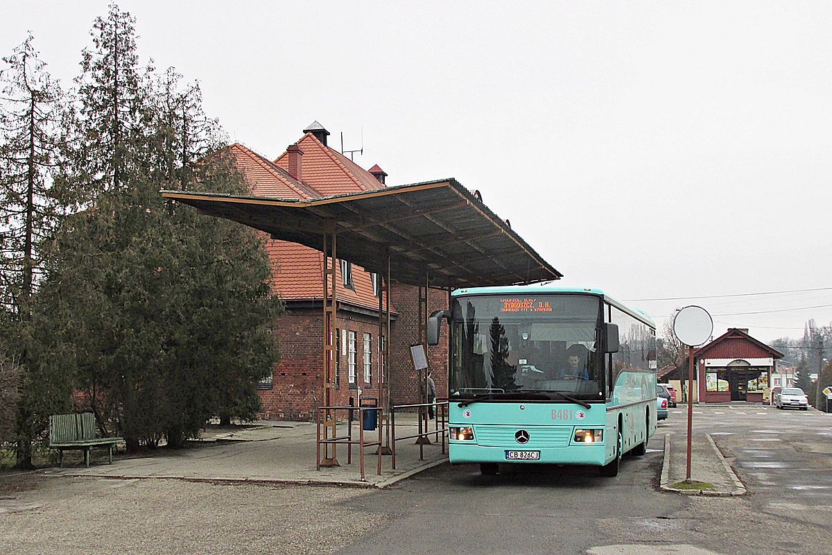 Mercedes-Benz O550 CB 826CJ
Tuchola, (stary) dworzec autobusowy. Miejsce od tamtego czasu zmieniło się diametralnie, wkrótce na galerii pojawi się zdjęcie z nowego obiektu. Serdeczne pozdrowienia dla przemiłego kierowcy, który nie mógł się nadziwić, że niektórzy jego koledzy po fachu wściekają się na miłośników robiącym zdjęcia autobusom :D
Słowa kluczowe: PKS_Bydgoszcz