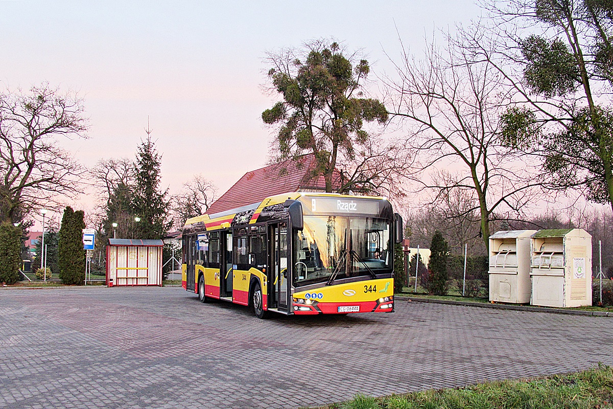 Solaris Urbino 12 CG 0644A
Mały Rudnik, gm. Grudziądz. Zdjęcie sprzed zaledwie dwunastu dni, a już historyczne - wiele wskazuje na to, że długo w tym miejscu nie zobaczymy autobusów grudziądzkiego MZK. Gmina Grudziądz po wielu latach zakończyła współpracę z miastem i sama zajęła się organizacją transportu na swoim terenie powierzając przewozy toruńskiemu oddziałowi Arrrivy. Pozdrowienia dla kolegi Marcina prowadzącego tamtego dnia tytułowy wóz, a także dla prawowitego właściciela autobusu Zachariasza udzielającego się czasami również na tej galerii :) 
