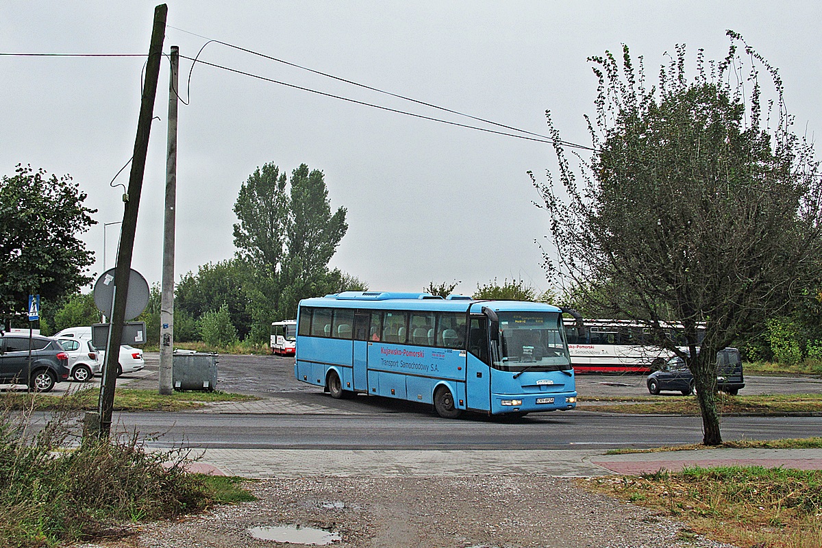 Solbus C10,5 CRY 9P24
Rypin, ul. Dworcowa; wyjazd z dworca autobusowego. 
Jeszcze kilka lat temu autobus etatowo obstawiał bardziej prestiżowe kursy do Bydgoszczy i Torunia, obecnie po rzezi rypińskich dziewiątek "awansował" do obsługi kursów okrężnych wokół komina. 
Słowa kluczowe: KPTS