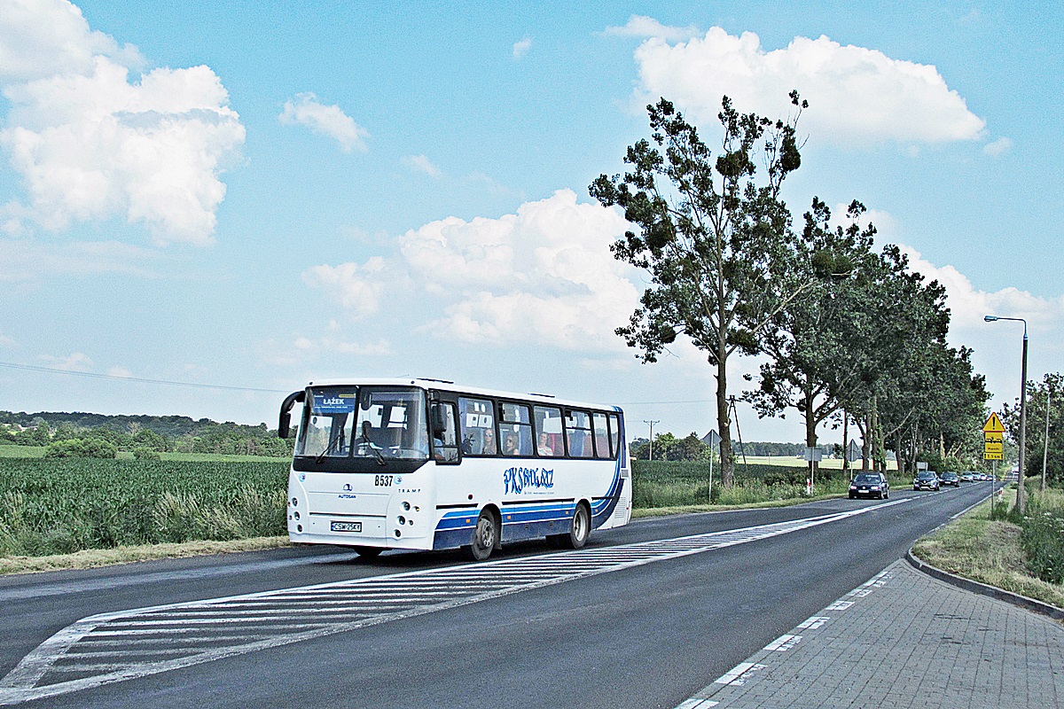 Autosan A0909L.04.04 CSW 25KY
Przysiersk, DW 240. Wyprodukowany w 2005 roku trampek dziarsko pomyka do Łążka w swoim ostatnim roku eksploatacji w bydgoskim PKS-ie.
Słowa kluczowe: PKS_Bydgoszcz