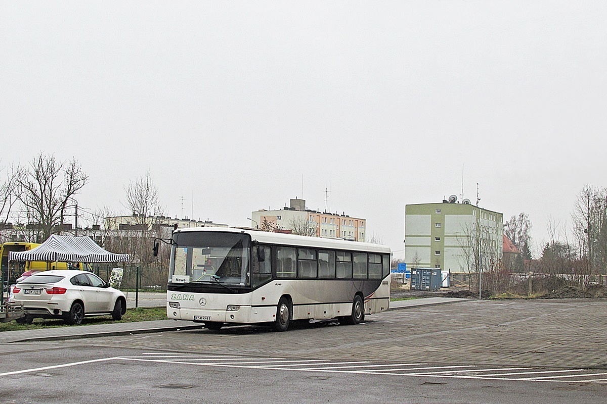 Mercedes-Benz O345 CSW RF81
Nowe, ul. Dworcowa. Mercedes z warlubskiej firmy "Żana" podczas przerwy między kursami oczekuje godziny odjazdu do Grudziądza. 
