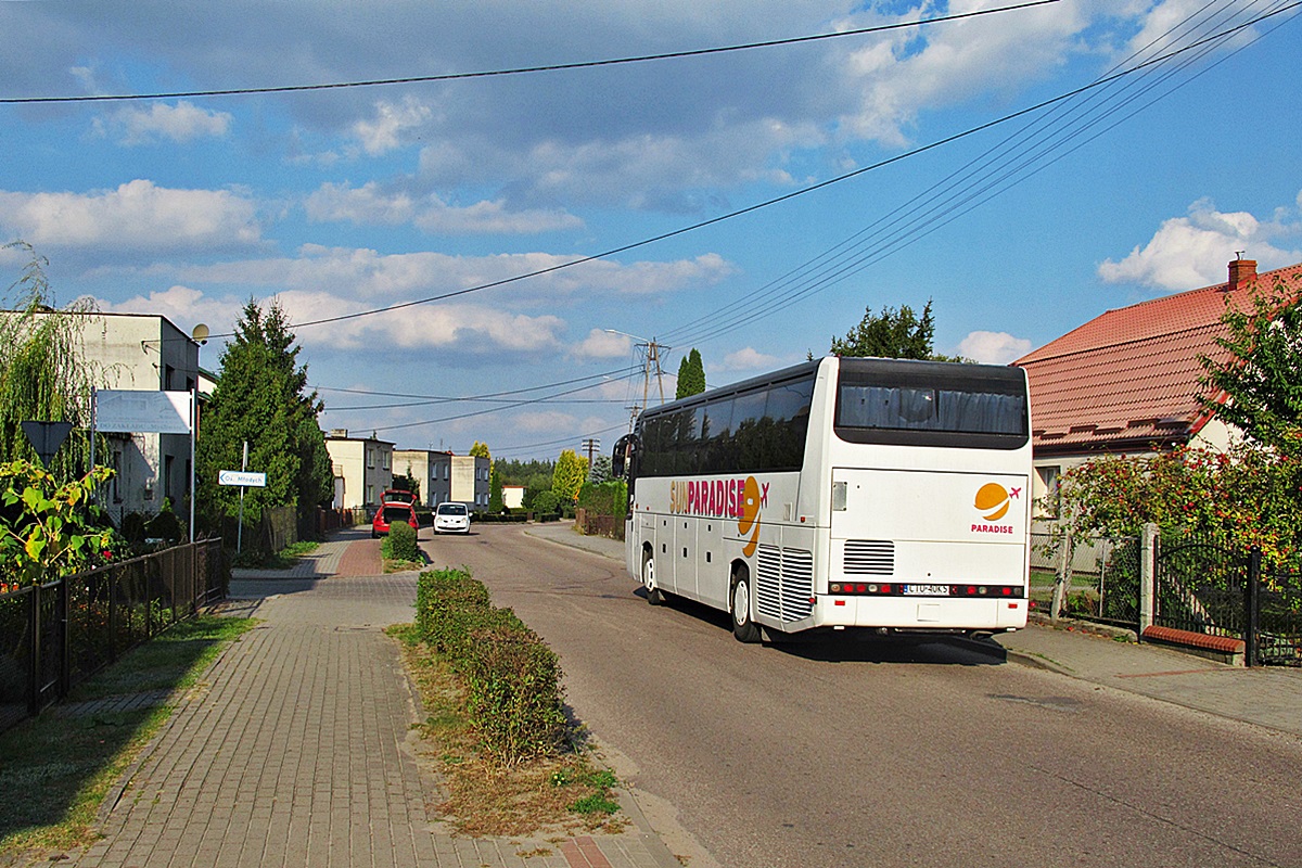 Renault Iliade GTX CTU 40K5
Śliwice, ud Dworcowa. 
Z powodu uszkodzenia w dniu 12 września przez kierowcę samochodu ciężarowego wiaduktu kolejowego w Śliwicach do 11 października na odcinku Czersk - Szlachta - Śliwice kursuje autobusowa komunikacja zastępcza w postaci wyprodukowanej w 2001 roku Iliady (dalej, już normalnie do Laskowic Pomorskich małe Pesy z rodziny SA106). Warto nadmienić, że ten sam przewoźnik obsługiwał zapociągi do 30 lipca bieżącego roku na odcinku Tuchola - Chojnice podczas przebudowy układu torowego na stacji Silno. Na pochwałę zasługuje współpraca pomiędzy przewoźnikami - dwa dni wcześniej podróżując opóźnionym Polregio z Chojnic poprosiłem panią kierownik pociągu o przekazanie swojej odpowiedniczce z Arrivy prośby o poczekanie kilku minut z odjazdem widocznego na zdjęciu zapociągu z Czerska, dzięki czemu wraz z kilkoma innymi osobami mogłem kontynuować podróż :) 
Słowa kluczowe: zapociąg