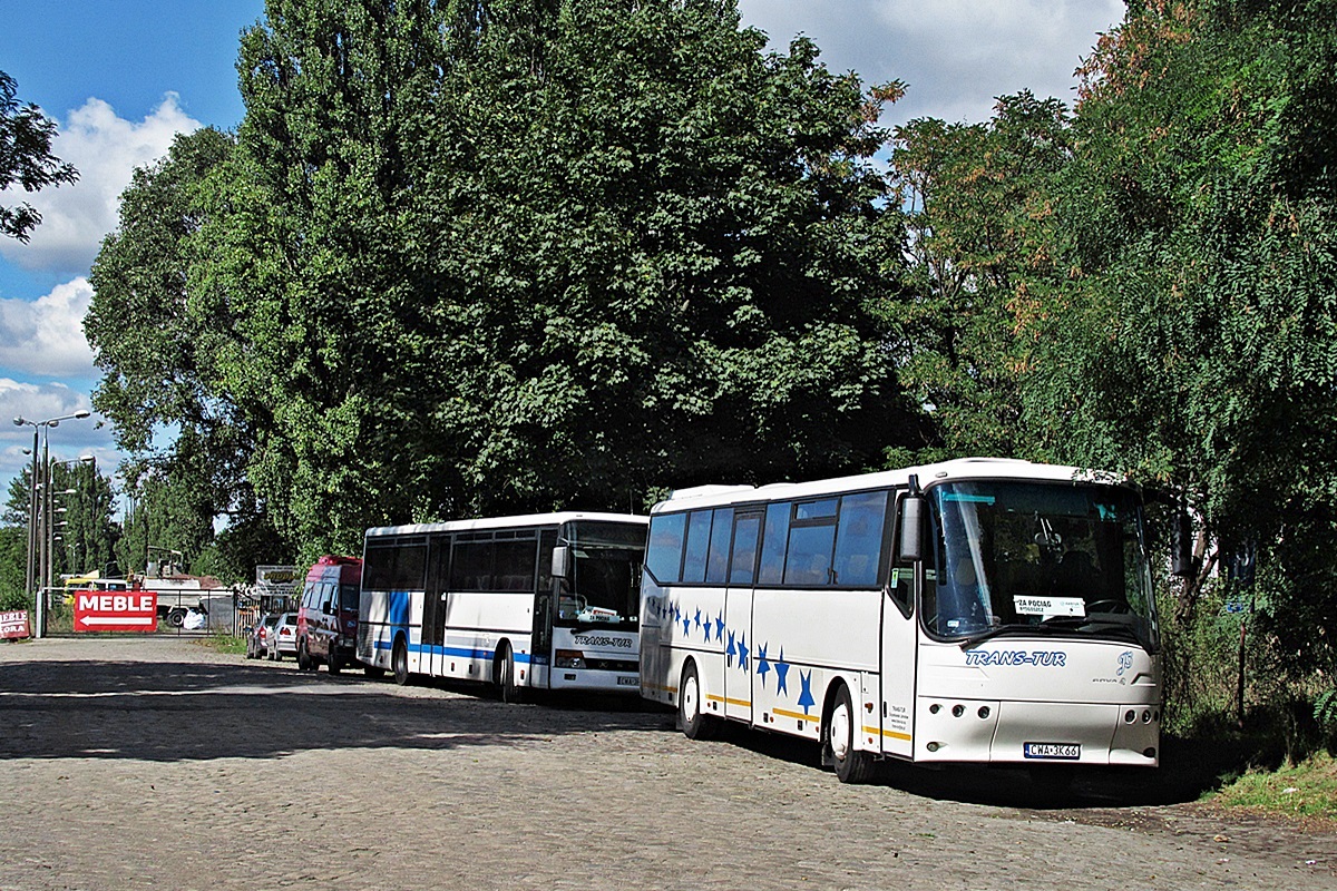 Bova Futura FL 12 CWA 3K66
Chełmża, ul. Dworcowa. 
Autobusy z firmy Trans-Tur Orzechowo jako KKA oczekują godziny odjazdu do Bydgoszczy. 
Słowa kluczowe: zapociąg