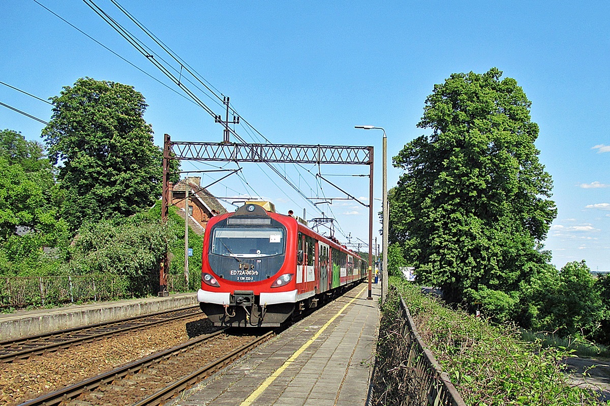 ED72-003
Kibelek jako R85428 relacji Piła Główna - Bydgoszcz Główna rusza ze stacji Ślesin koło Nakła. 
