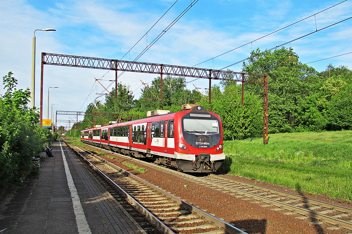 ED72-003
Wypasiony kibelek jako R55632 relacji Bydgoszcz Główna - Toruń Główny opuszcza stację Toruń Kluczyki. 
