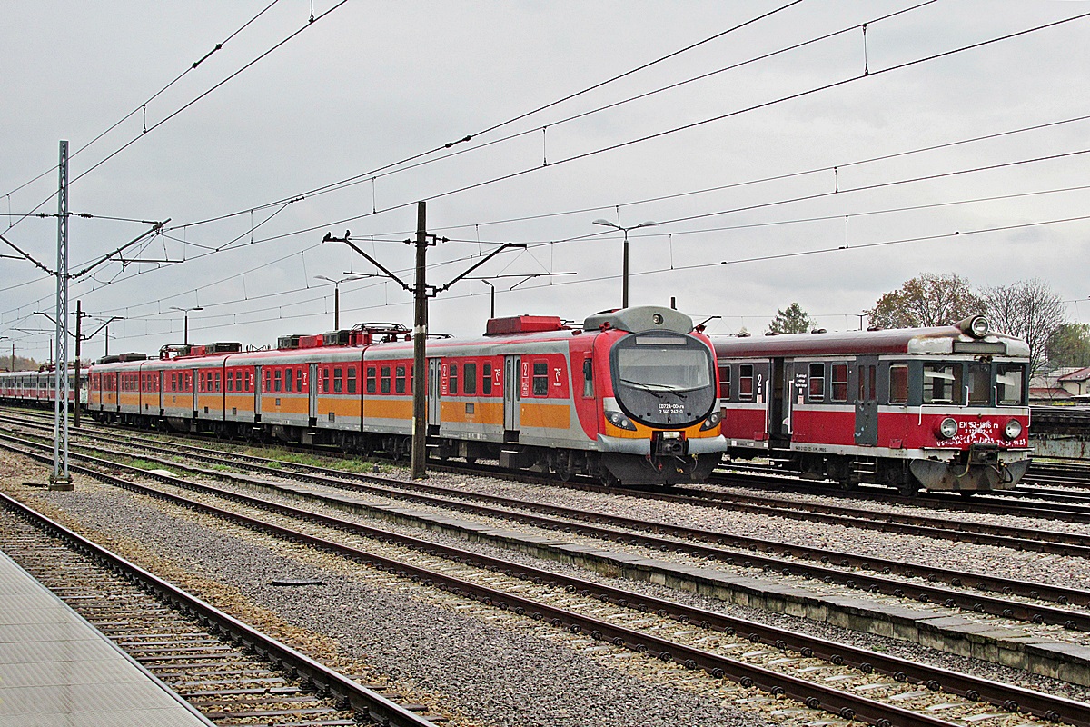 ED72-004
Zmodernizowany kibelek w towarzystwie niekończącego się sznura dogorywających bordowych krewniaków odpoczywa na stacji Skarżysko-Kamienna. 
