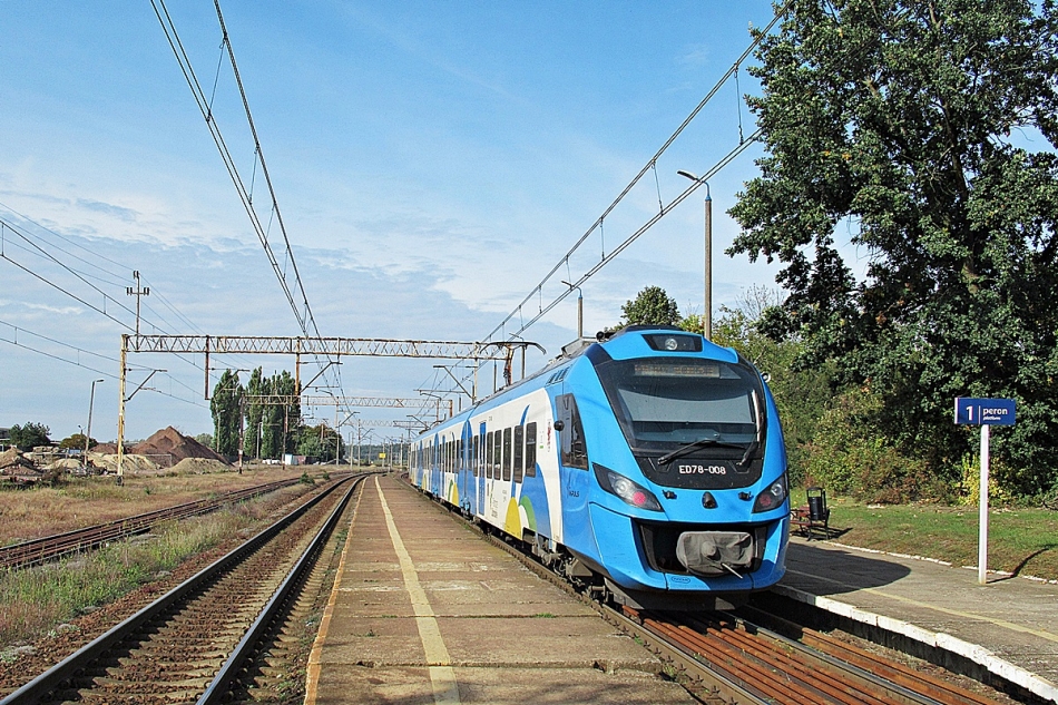 ED78-008
Impuls jako R78403 relacji Poznań Główny - Świnoujście Port czeka na mijankę ze swoim vis a vis na stacji Dobiegniew. 
