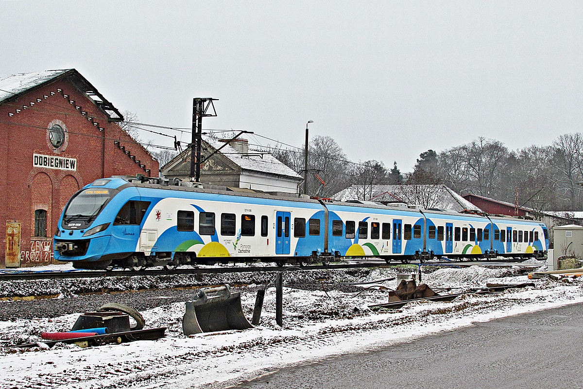 ED78-009
Impuls jako R87310 relacji Szczecin Główny - Poznań Główny opuszcza stację Dobiegniew. 
