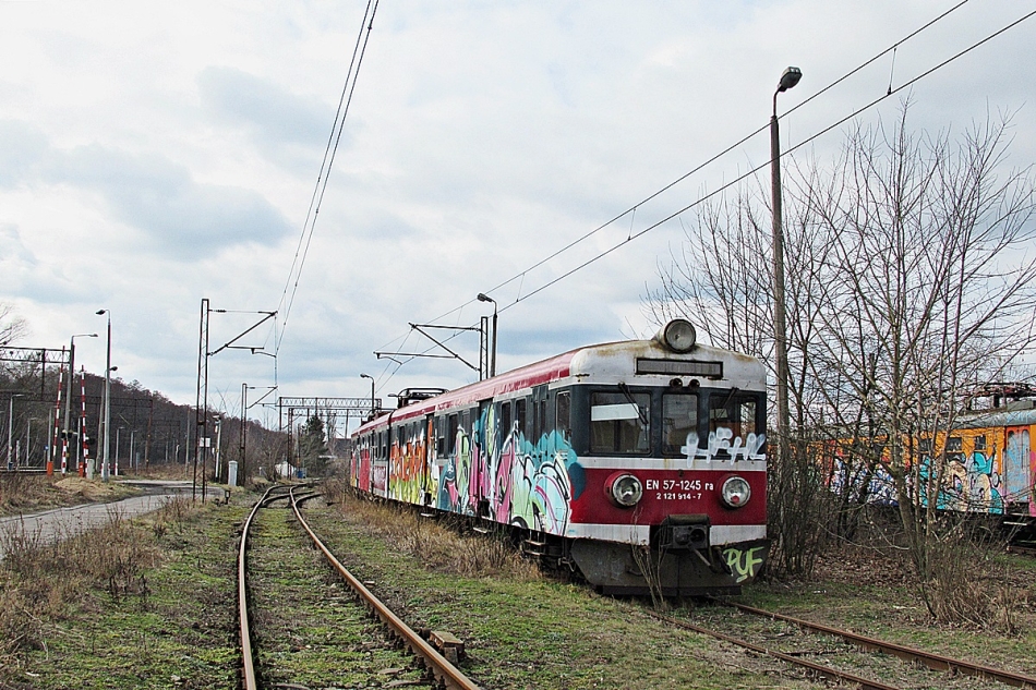 EN57-1245
Zdewastowany przez graficiarzy kibelek na stacji Toruń Kluczyki. 
