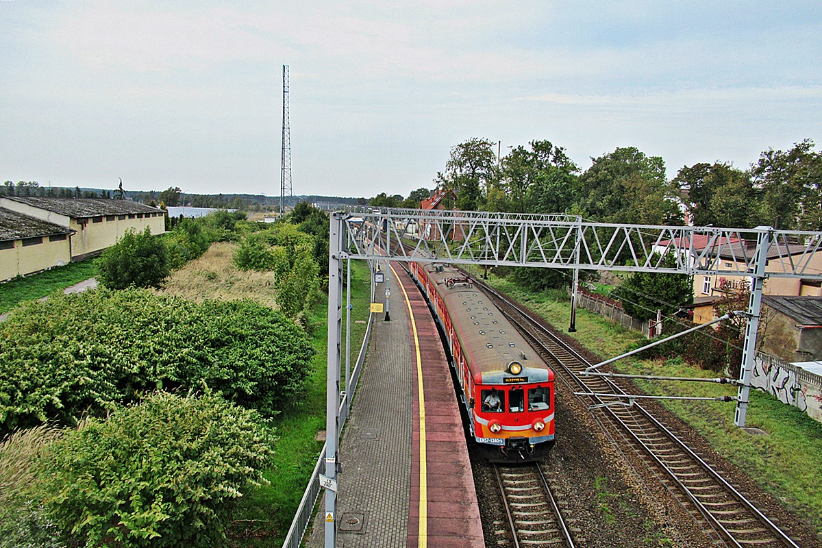 EN57-1380
EZT jako R90102 relacji Gdynia Chylonia - Olsztyn Główny opuszcza stację Susz. 
