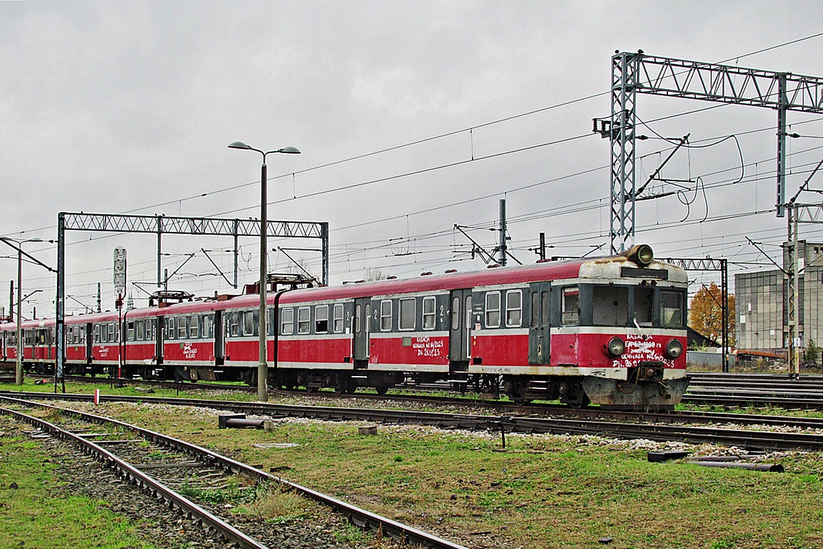 EN57-1389
Skreślone ze stanu bordowe kibelki (uchwała nr 64/2023 z 23.01.2023) czekają na pocięcie na stacji Skarżysko-Kamienna. 
