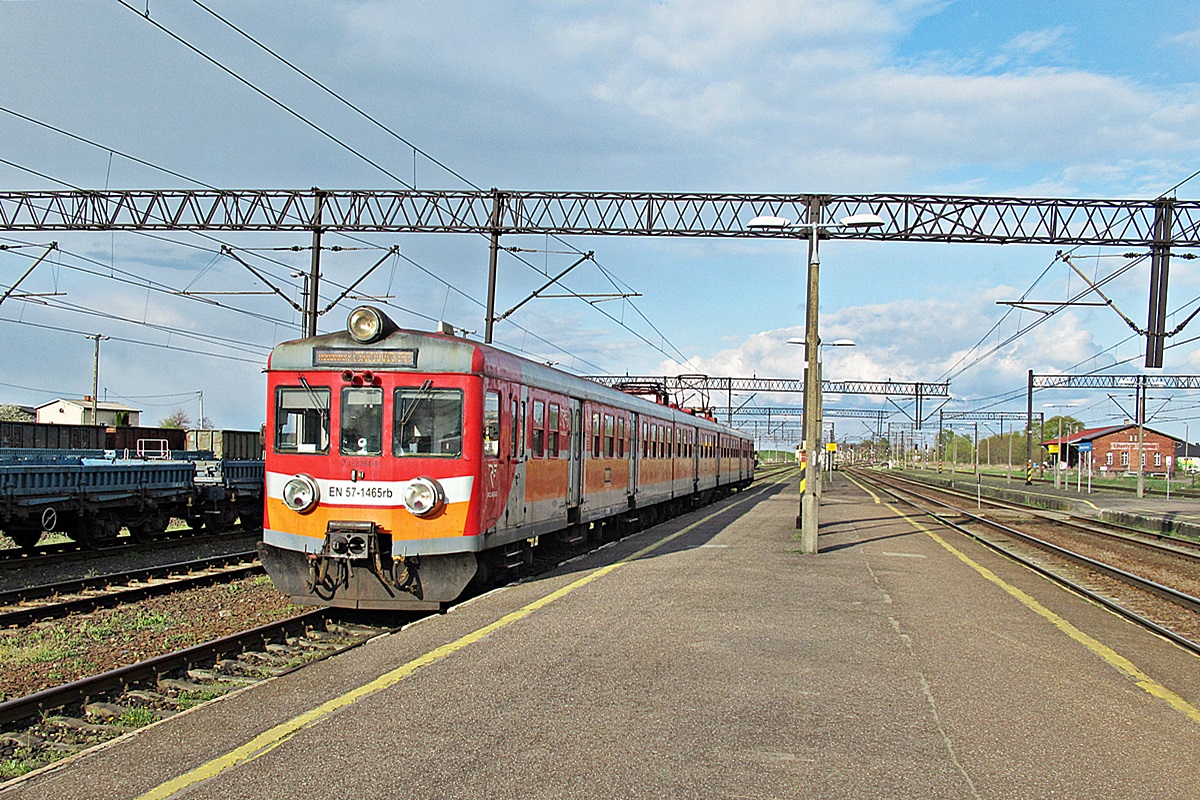 EN57-1465
Kibelek jako R90202 relacji Olsztyn Główny - Jabłonowo Pomorskie zatrzymuje się na stacji końcowej. 
