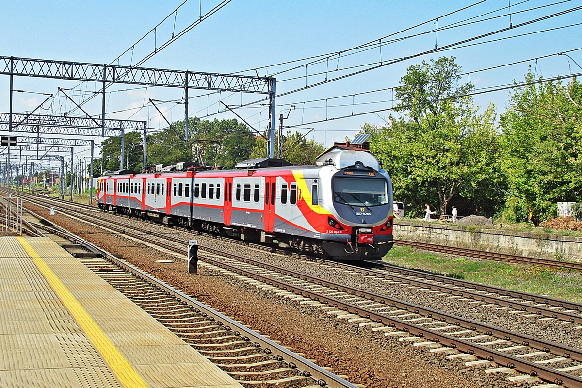 EN57-1479
Zmodernizowany łódzki kibelek przejeżdża przez stację Pruszków.
Napis na wyświetlaczu głosi że podąża do Łodzi, ale w rozkładzie nie znalazłem takiego pociągu. Ktoś coś wie? 
