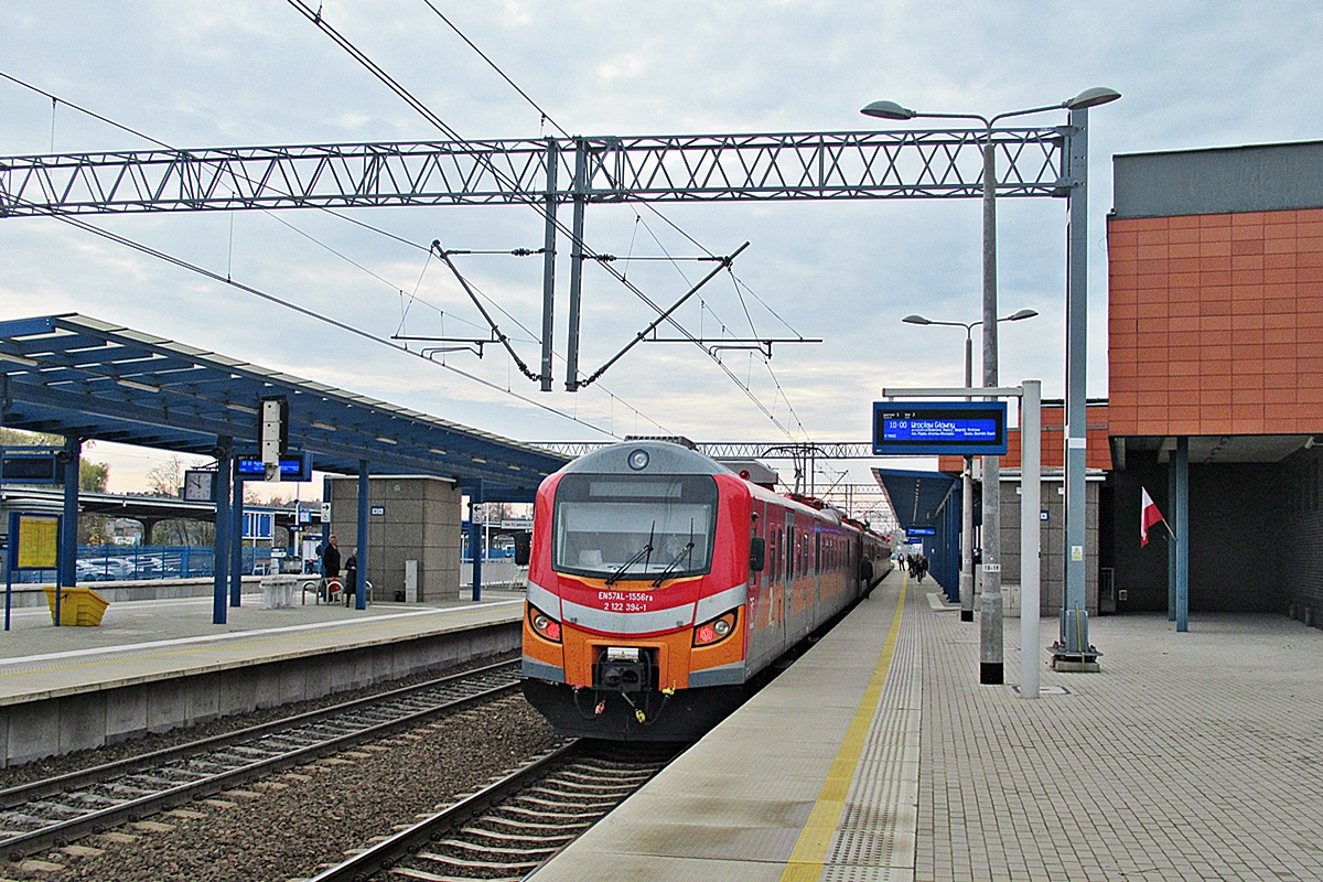 EN57-1556
EZT jako R76932 relacji Leszno - Wrocław Główny czeka na godzinę odjazdu na stacji początkowej. 
