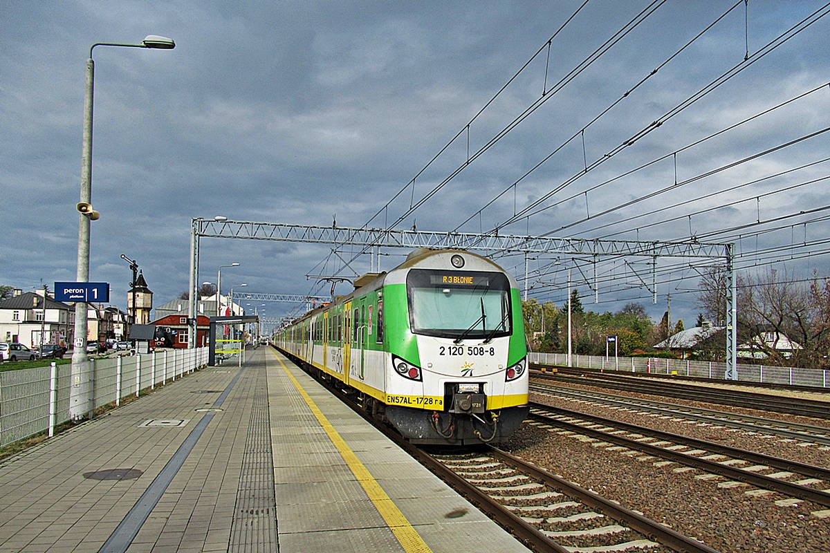 EN57-1728
Mazowiecki EZT czeka na godzinę odjazdu do Błonia na stacji Dęblin. 
