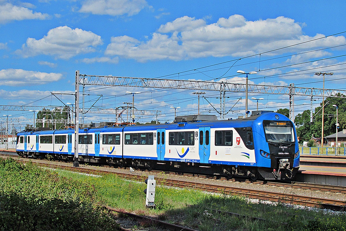 EN57ALc-1785
Zmodernizowany kibelek jako R90617 relacji Działdowo - Olsztyn Główny rusza ze stacji początkowej. 
