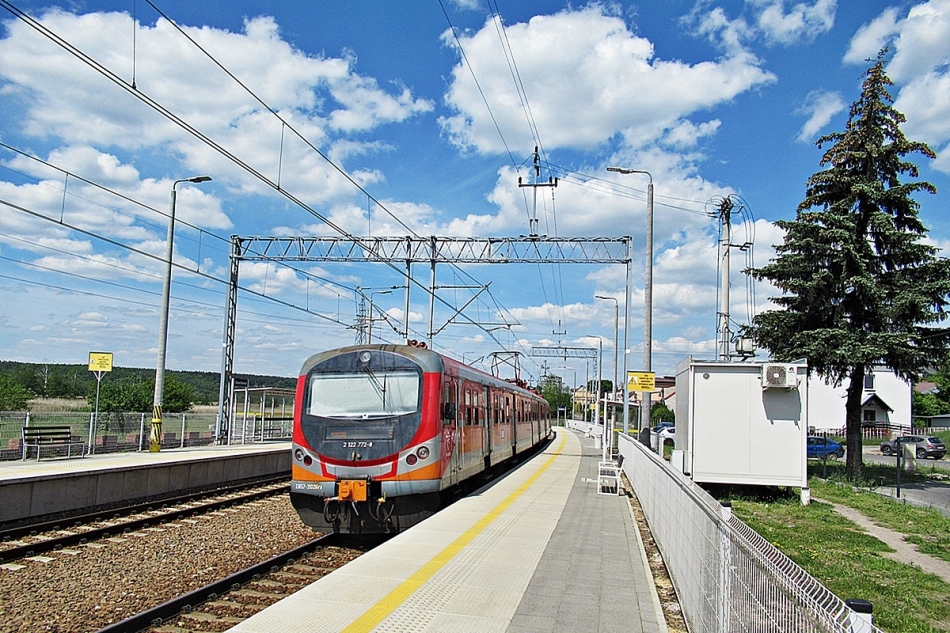 EN57-2026
Zmodernizowany kibelek jako Regio 20722 relacji Ostrowiec Świętokrzyski - Skarżysko Kamienna rusza ze stacji Starachowice. 
