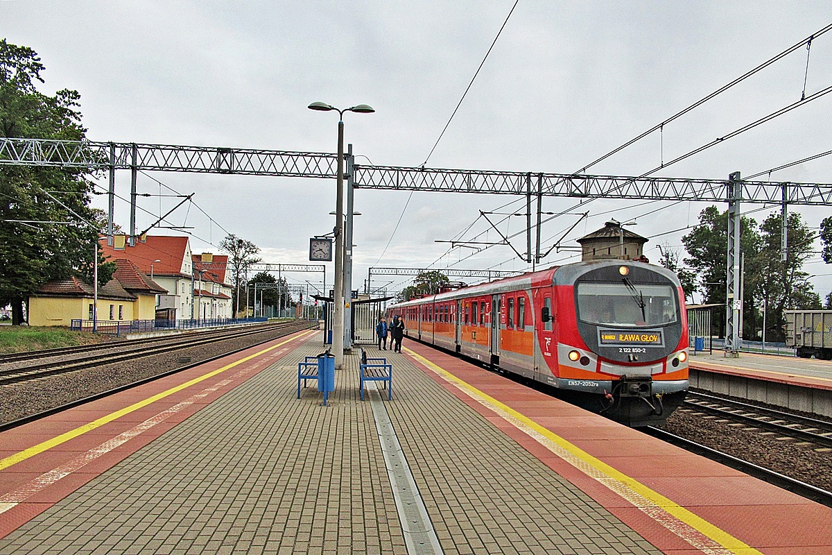 EN57-2052
EZT jako R90652 relacji Malbork - Iława Główna zatrzymuje się na stacji Prabuty. 
