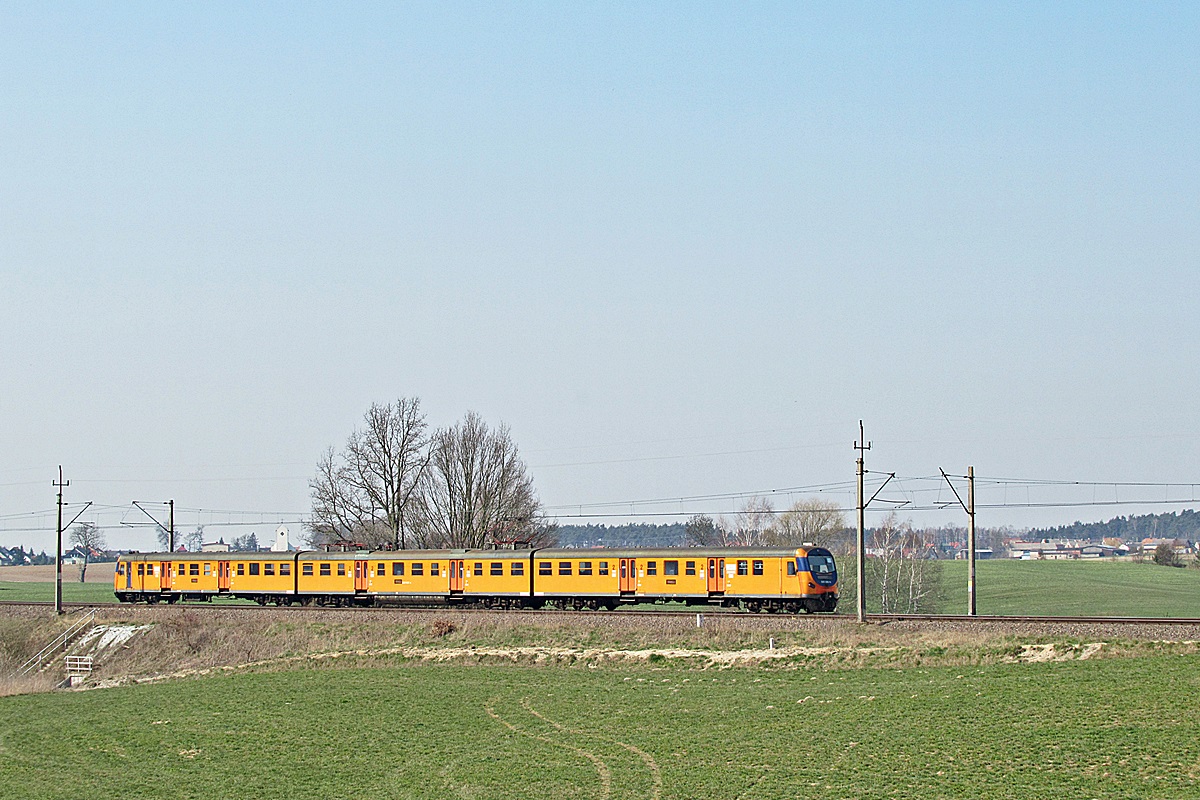 EN57-2065
Regio 90242 z Olsztyna Głównego do Torunia Głównego zbliża się do stacji Biskupiec Pomorski. 
