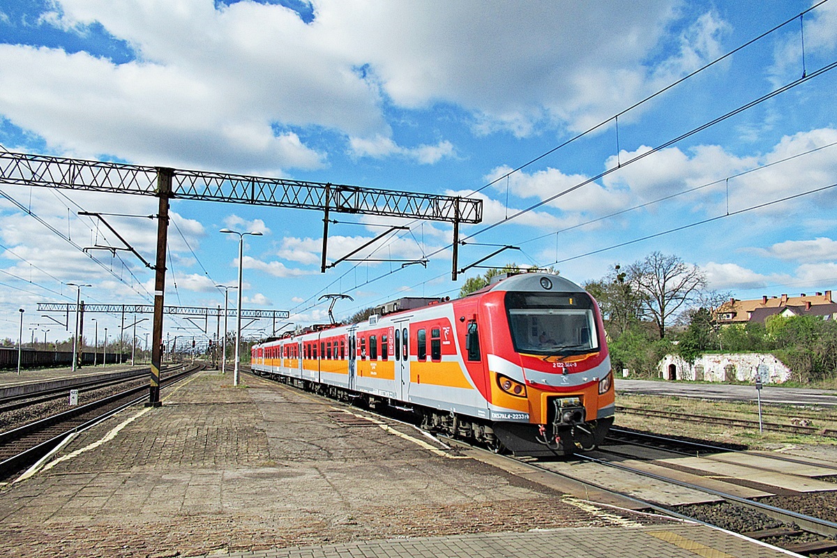 EN57-2233
Kibelek jako Regio 85202 relacji Gdynia Główna - Bydgoszcz Główna opuszcza stację Laskowice Pomorskie.
