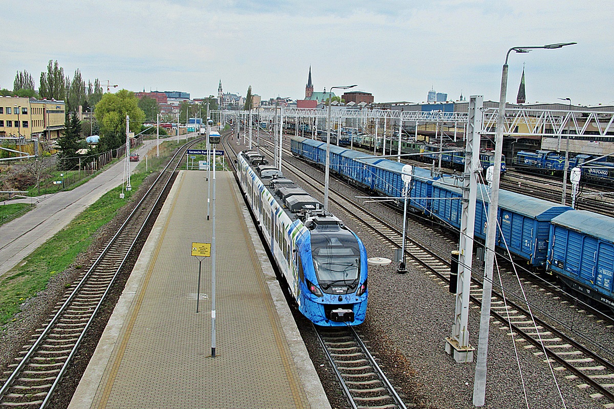 EN63H-003
Hybrydowy Impuls jako R88243 DRAWA relacji  Szczecinek - Szczecin Główny rusza ze stacji Szczecin Port Centralny.
