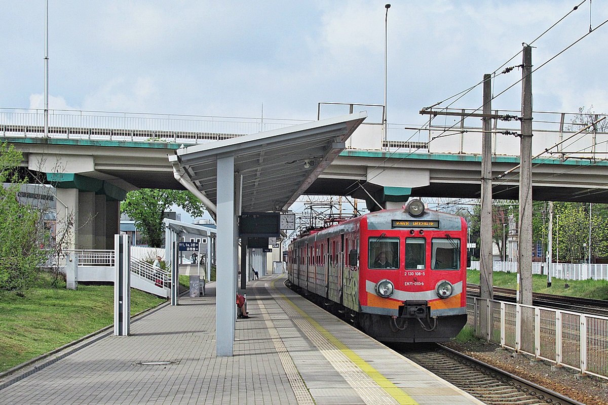 EN71-010
EZT w peronach stacji Zielona Góra Główna oczekuje godziny odjazdu do Wrocławia. 
