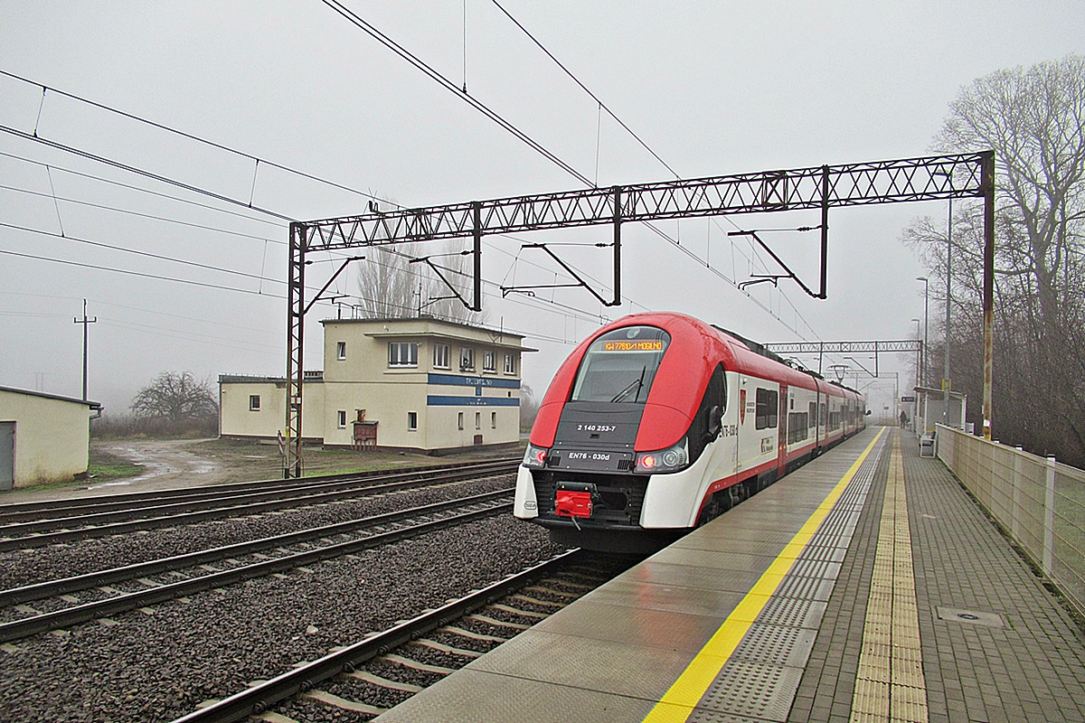 EN76-030
Elf jako KW77610 relacji Poznań Główny - Mogilno rusza ze stacji Trzemeszno. 
