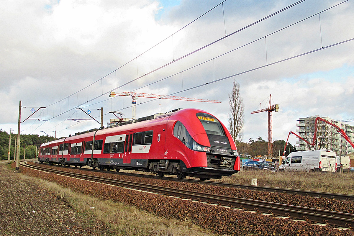 EN76-048
Elf jako R55218 Solanka relacji Bydgoszcz Główna - Kaliska Kujawskie rusza ze stacji początkowej. 
