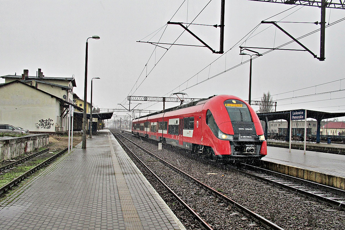 EN76-048
Elf jako R55302 relacji Gdynia Główna - Bydgoszcz Główna rusza ze stacji Laskowice Pomorskie. 
