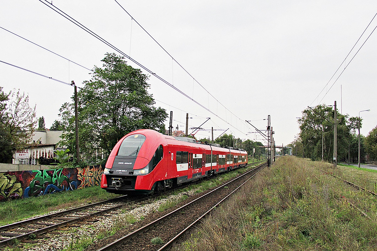 EN76-051
Elfik jako Regio 50446 relacji Bydgoszcz Główna - Toruń Wschodni wjeżdża na stację końcową.
