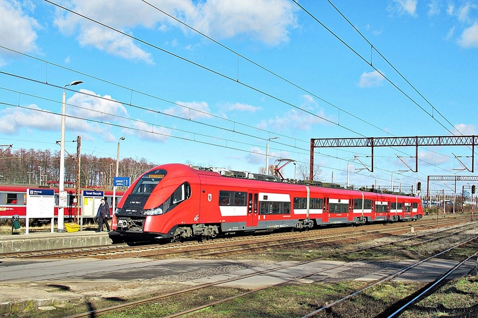 EN76-053
Elfik jako Regio 55227 relacji Włocławek - Bydgoszcz Główna rusza ze stacji Toruń Kluczyki. 
