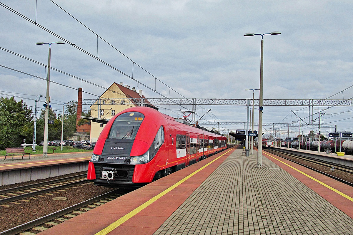 EN76-053
Elf jako R90223 relacji Bydgoszcz Główna - Olsztyn Główny rusza ze stacji Iława Główna. 
