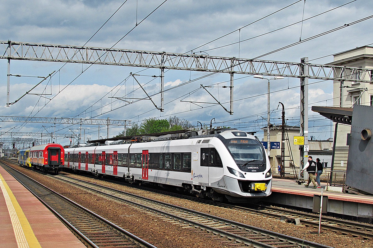 EN90-006
Impuls jako R50608 relacji Gdynia Główna - Elbląg czeka na godzinę odjazdu na stacji początkowej. 
