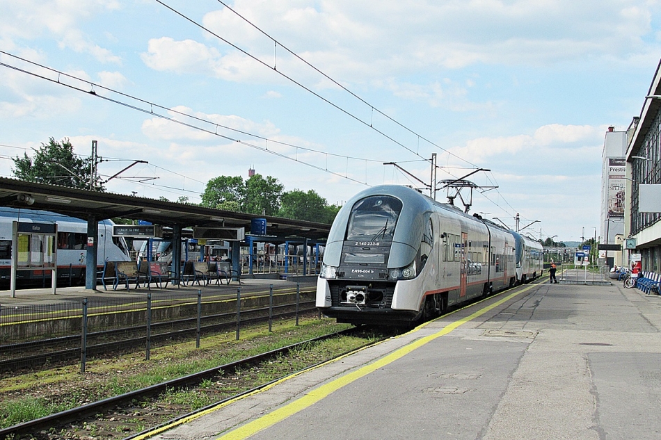 EN96-004
Elfik czeka na podjęcie pociągu Regio 20710 relacji Kielce - Ostrowiec Świętokrzyski na stacji początkowej. 
