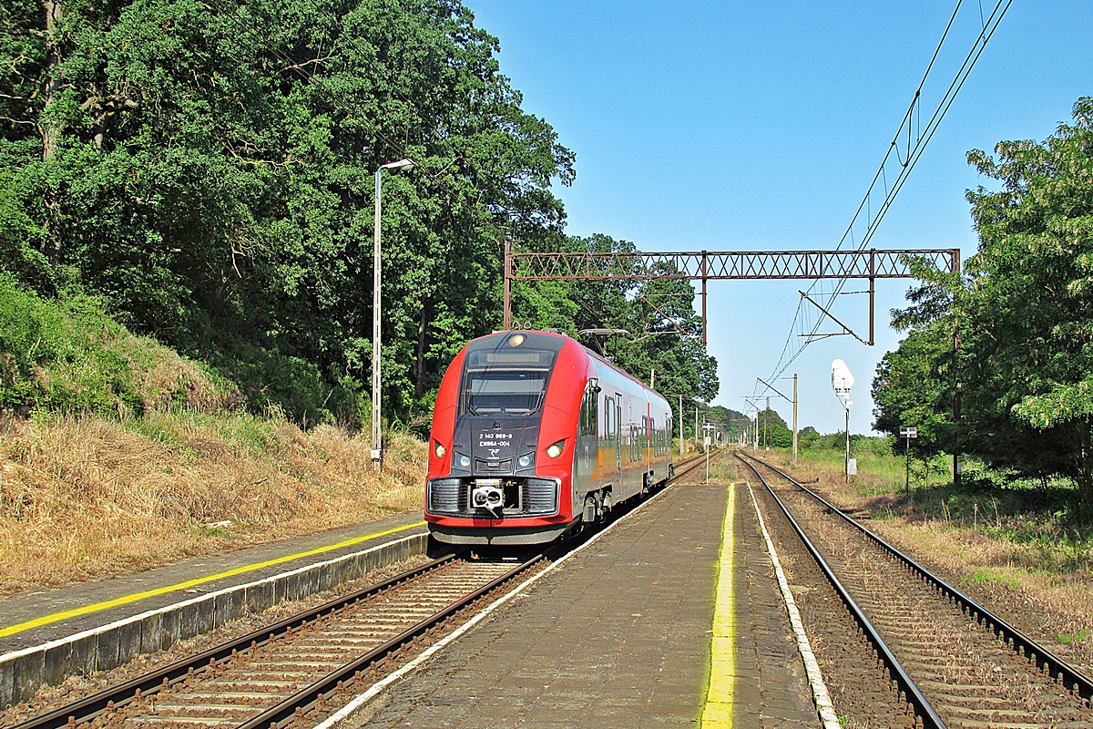 EN96A-004
Krótki Elf jako R58411 relacji Bydgoszcz Główna - Piła Główna wjeżdża w perony przystanku osobowego Miasteczko Krajeńskie. 
