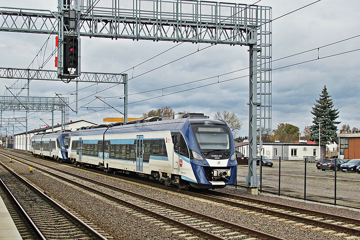 EN98A-007
Impulsy z lubelskiego oddziału Polregio czekają na zatrudnienie na stacji Dęblin. 
