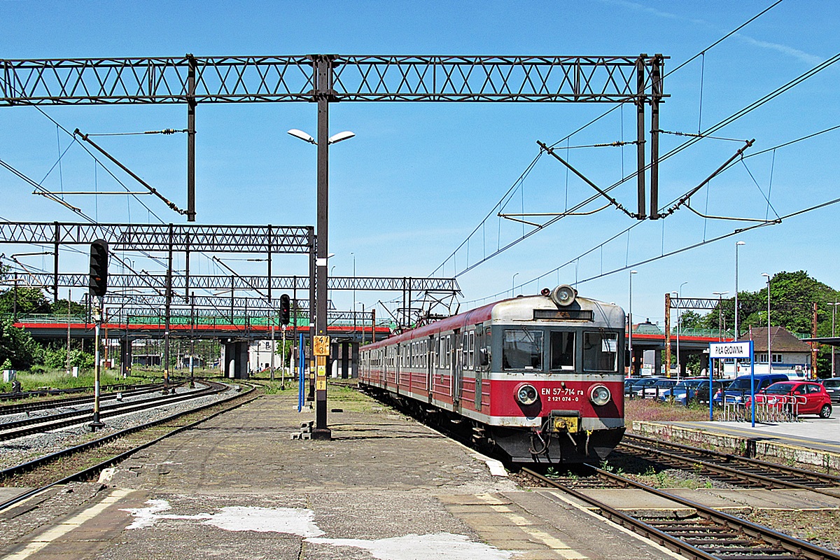 EN57-714
EZT w peronach stacji Piła Główna oczekuje na godzinę odjazdu do Bydgoszczy.
