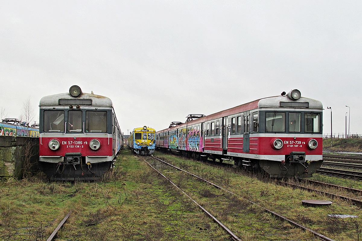 EN57-739
Chojnice. Kibelki w oczekiwaniu na lepsze jutro / palnik (niepotrzebne skreślić). 
