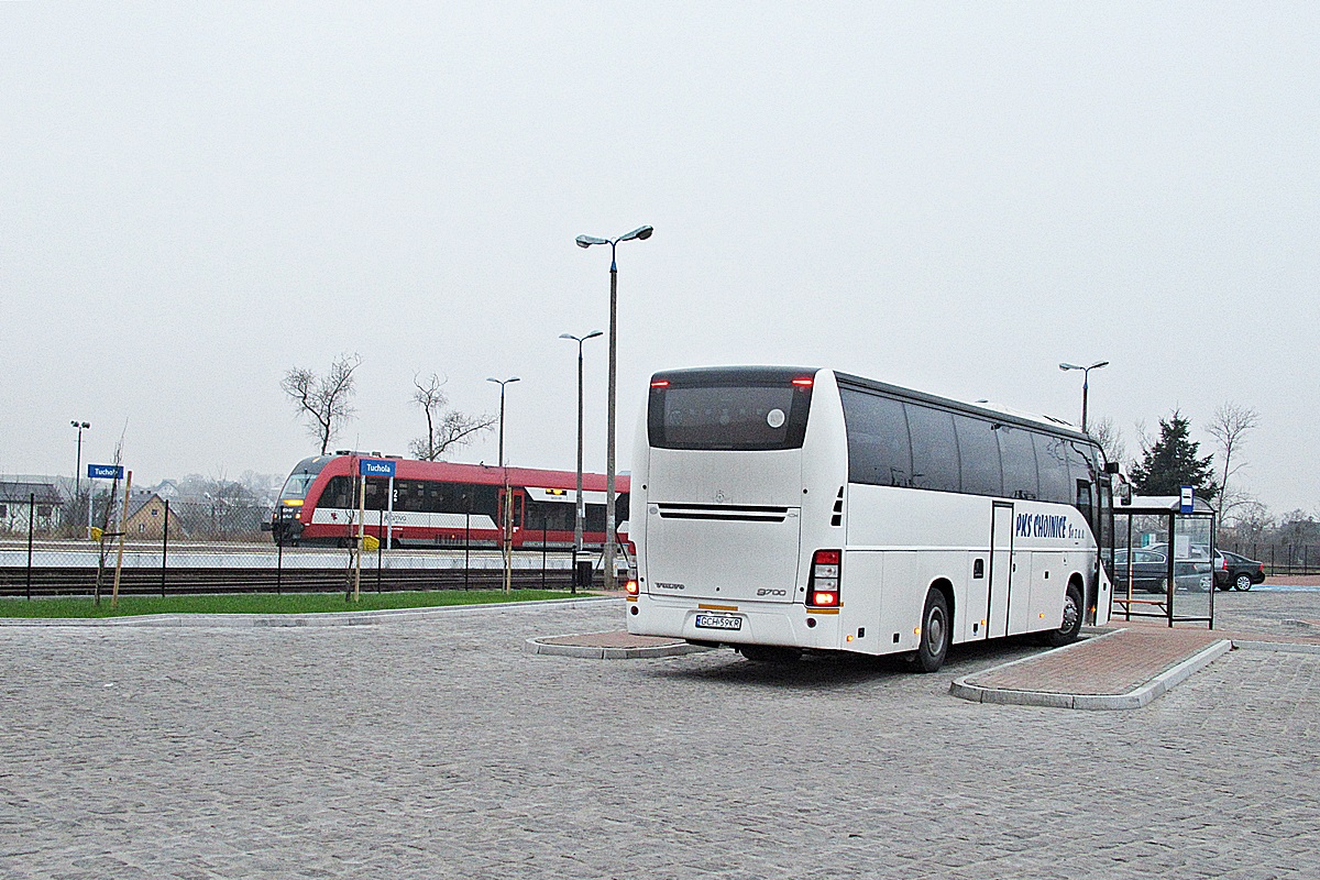 Volvo 9700H 12,2m GCH 59KR
Tuchola, nowy dworzec autobusowy. Wychodzi na to, że kierowca najwygodniejszego sprzętu we flocie chojnickiego PKS-u wyprzedził swoją epokę, bo od lat nie życzy sobie siadania na pierwszych czterech miejscach w swoim autobusie. Prorok? :D 
Słowa kluczowe: PKS_Chojnice