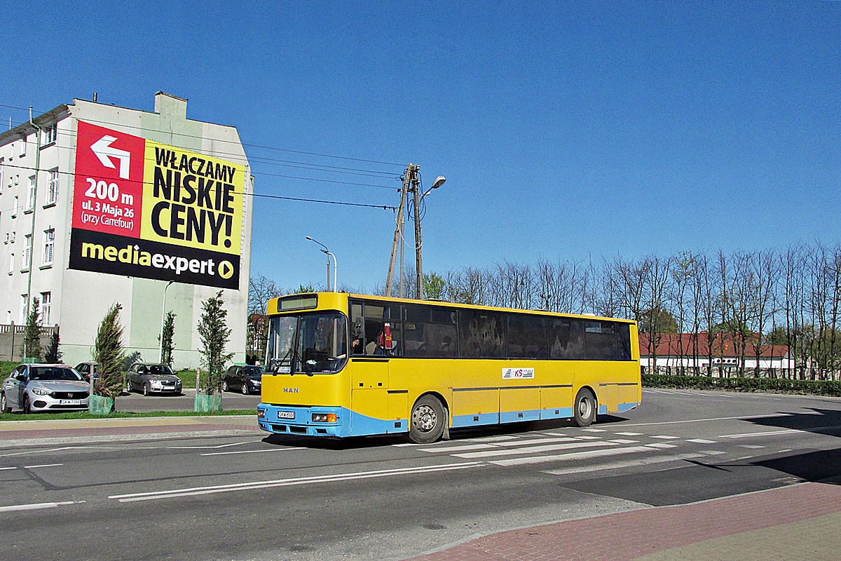 Gräf & Stift ÜH370 M12 GKW 6N84
Kwidzyn, ul. Marii Konopnickiej. Przedstawiciel wymarłego już w kwidzyńskim PKS-ie gatunku. Mieli cztery takie wozy, choć wiekowe były całkiem wygodne i miło wspominam podróże tymi sprzętami po okolicach tego pomorskiego miasta. 
Słowa kluczowe: PKS_Kwidzyn