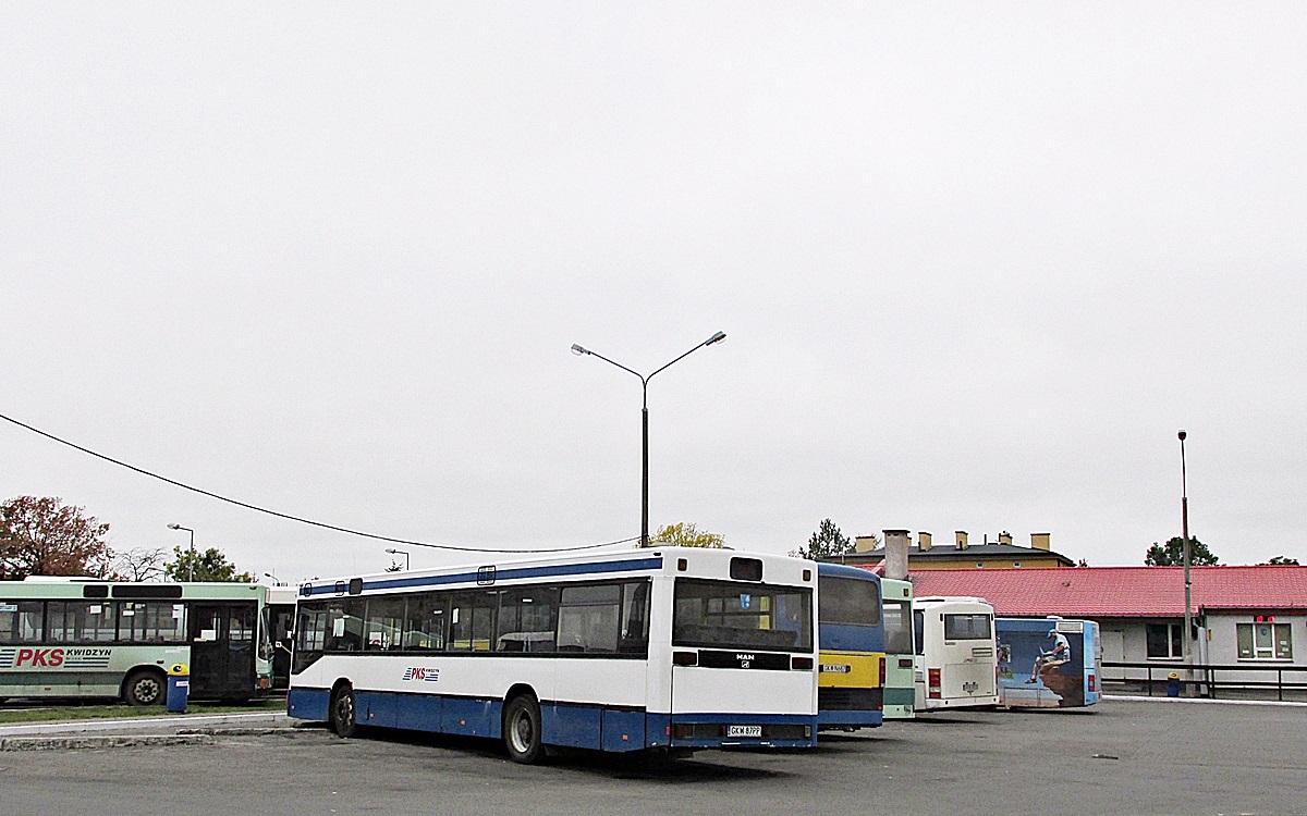 MAN NL202 GKW 87PP
Kwidzyn, dworzec autobusowy. 
Zdjęcie z przypadkiem znalezionego i częściowo uszkodzonego pliku, dziś o niemałej wartości historycznej - od tego czasu przewoźnik wycofał wszystkie pięć egzemplarzy poczciwych NL-ów. Powyższy autobus trafił pod palnik trzy lata później, w 2017 roku. 
Słowa kluczowe: PKS_Kwidzyn