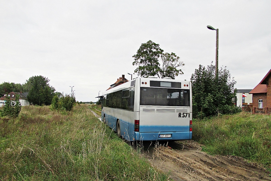 MAN SÜ313 GST 40012
Skórcz, ul. Dworcowa. W miejscu, w którym stoi autobus biegła kiedyś linia kolejowa Myślice - Szlachta... 
Skórczańskie krzaki z dedeykacją dla kolegi Piotra ;) 
Słowa kluczowe: PKS_Starogard