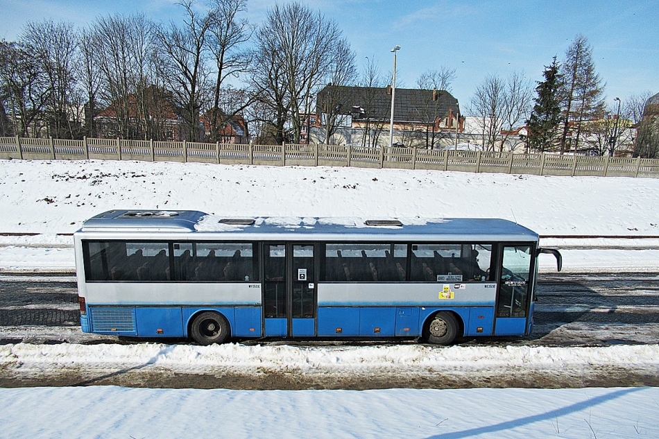 Setra S315 UL GST 40513
Chojnice, ul. Dworcowa. Historia zatoczyła koło - wiekowa Setra jeździła kiedyś do Chojnic z pobliskiego Człuchowa jako własność tamtejszego PKS-u. Po zakupie przez PKS ze Starogardu i przypisaniu do placówki w Kościerzynie dalej jeździ do Chojnic i odbywa przerwę w tym samym miejscu, tyle że ma teraz troszkę dalej ;)
Słowa kluczowe: PKS_Starogard