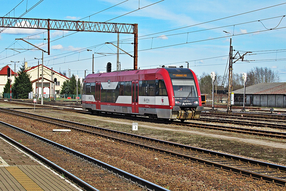 SA106-012
Mała Pesa jako pociąg osobowy relacji Grudziądz - Laskowice Pomorskie wjeżdża w perony stacji końcowej. 
Słowa kluczowe: Arriva_Toruń