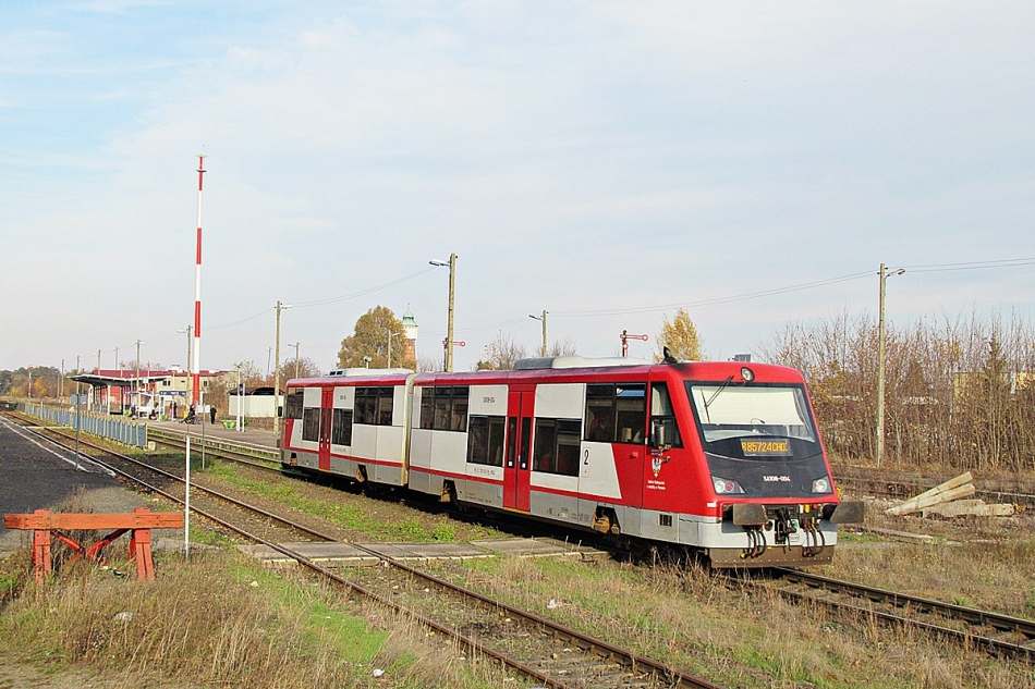 SA108-004
Żelazko jako R85724 relacji Krzyż - Chojnice wjeżdża na ze stację Złotów. 
