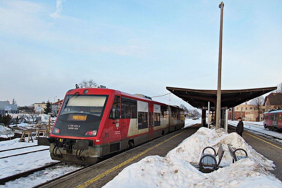 SA108-005
Żelazko na stacji Chojnice tuż po zakończeniu kursu Regio R85726 z Krzyża Wielkopolskiego. 
