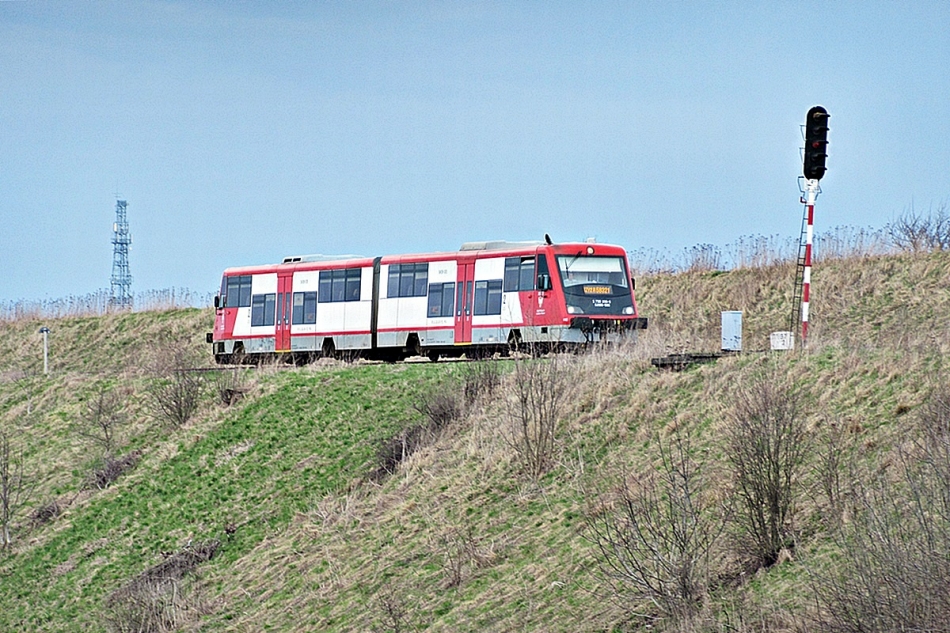 SA108-005
Żelazko jako R58321 relacji Chojnice - Krzyż opuszcza stację początkową. 
