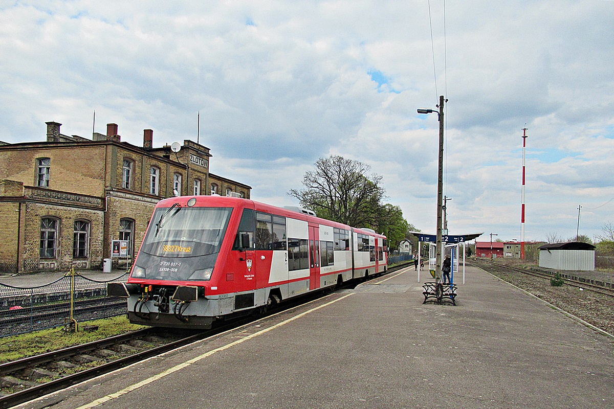 SA108-008
Żelazko jako R58327 relacji Chojnice - Krzyż rusza ze stacji Złotów. 
