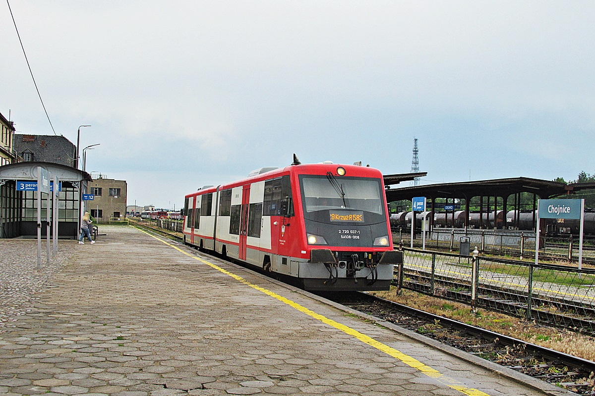 SA108-008
Wielkopolskie żelazko jako R58329 relacji Chojnice - Krzyż czeka na godzinę odjazdu na stacji początkowej. 
