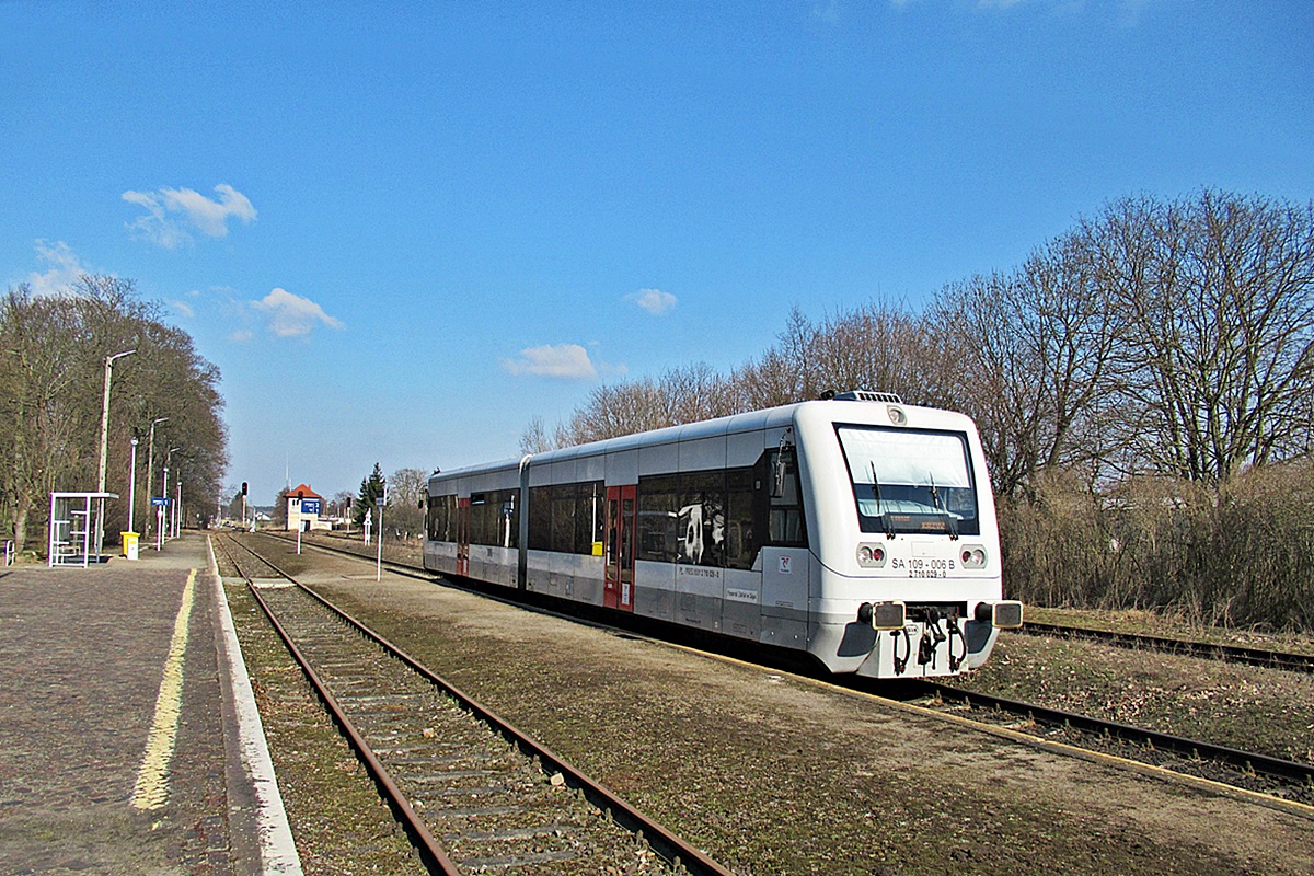 SA109-006
Kolzam jako R59325 relacji Chojnice - Krzyż rusza ze stacji Krajenka. 
